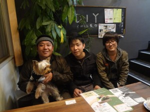 写真の左から、工事部部長の谷川さん（＆日直のはるちゃん）、竹井さんそして三井さん